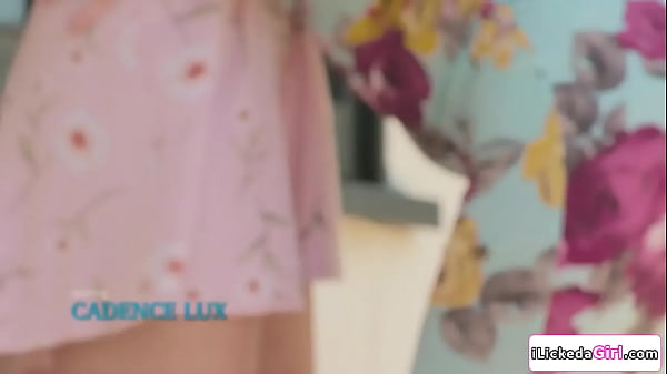 Blonde lesbian fingering girlfriend and making her squirt